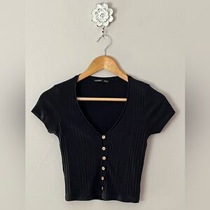 Women’s Pull&Bear V-Neckline Buttoned Up Rib-Knit Shorts Sleeved Crop Top